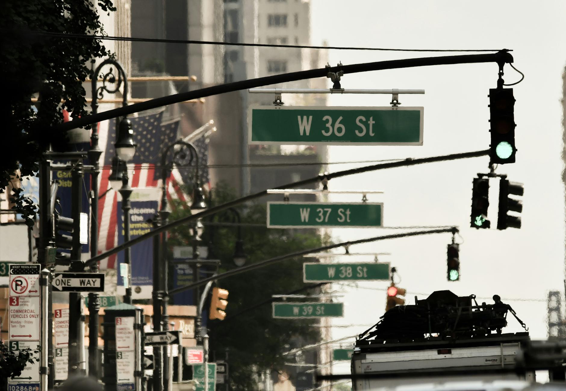 Strażacy usuwają skutki nawałnicy w Rzeszowie, podkreślając potrzebę bezpieczeństwa