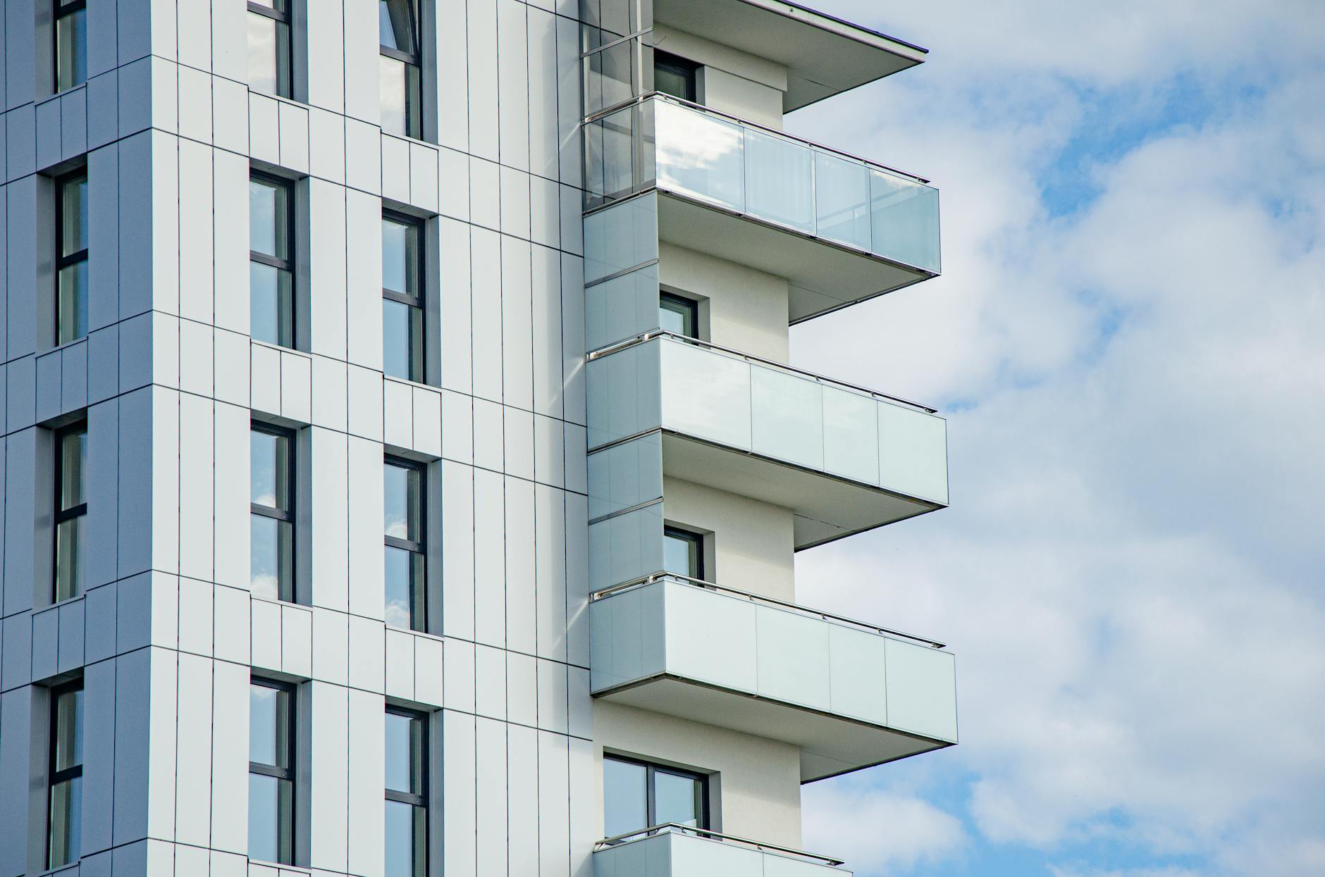 Ilustracja nowoczesnego placu zabaw dla dzieci, symbolizująca inwestycję Rzeszowa w infrastrukturę dla najmłodszych.