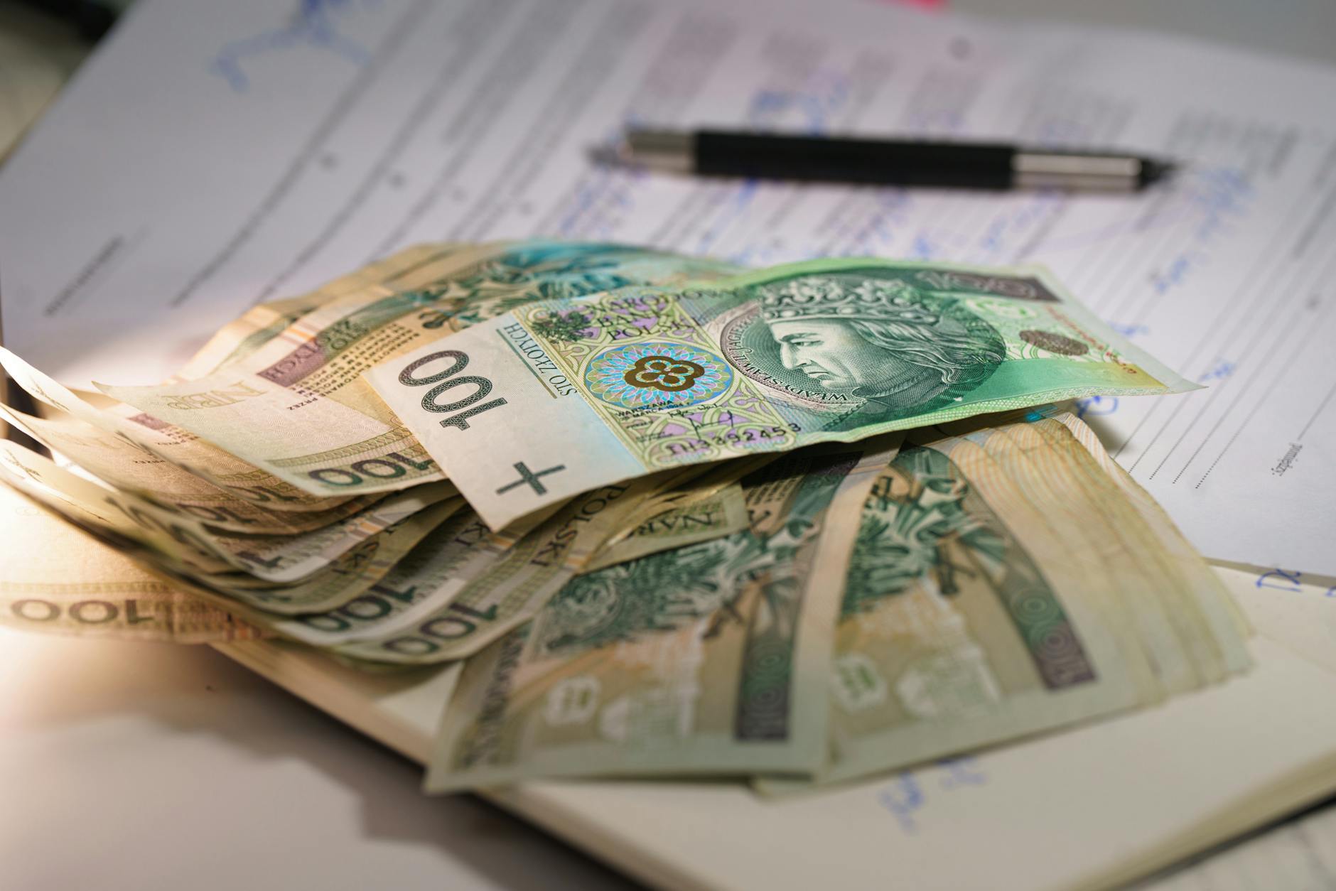 Grafika przedstawiająca kolorowe, interaktywne wyposażenie sali sensorycznej dla dzieci, symbolizująca Rzeszów dotacje sale sensoryczne żłobki 2026.