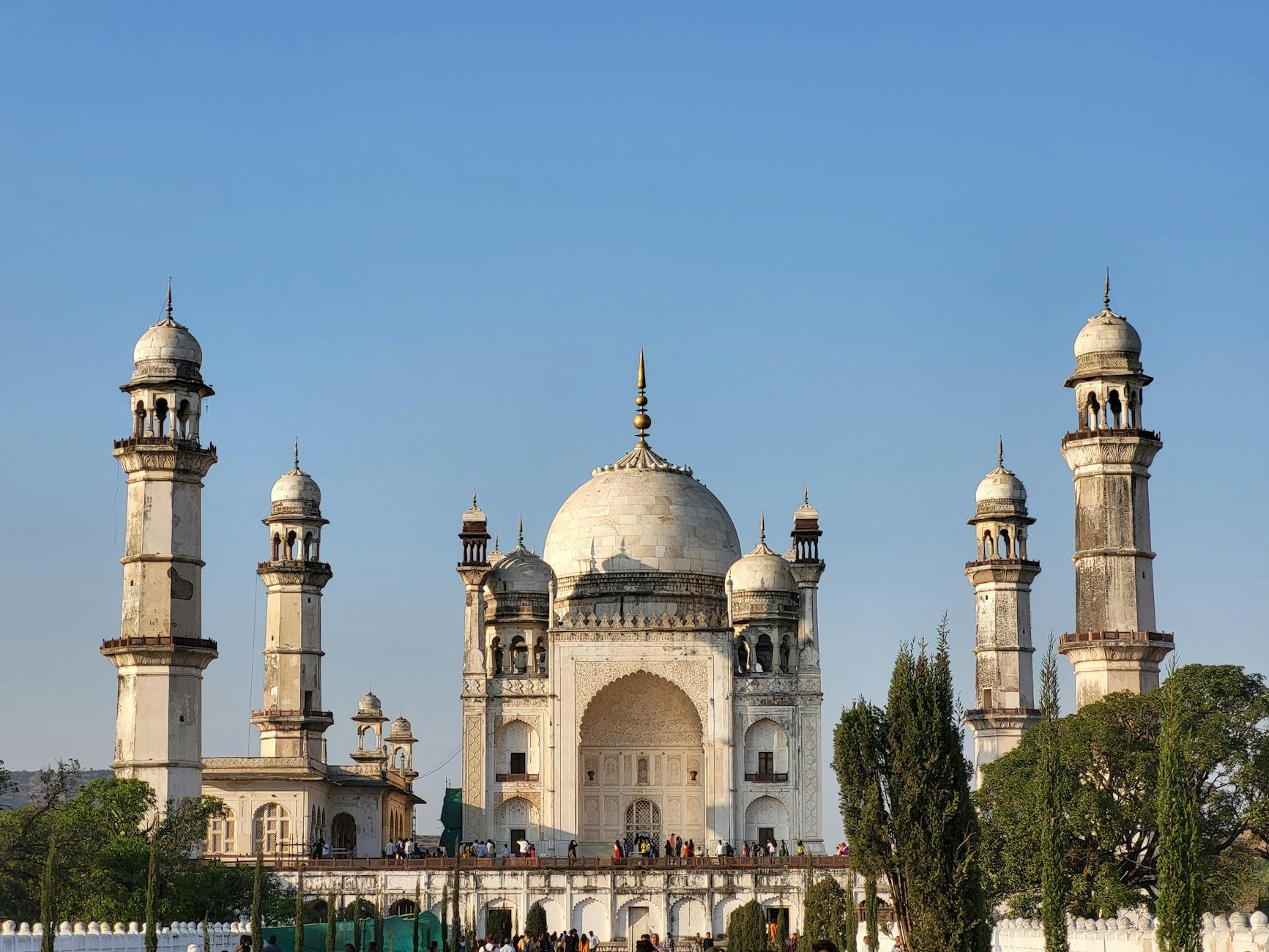 Ilustracja symbolizująca Rzeszów - połączenie elementów bezpieczeństwa, kultury i edukacji