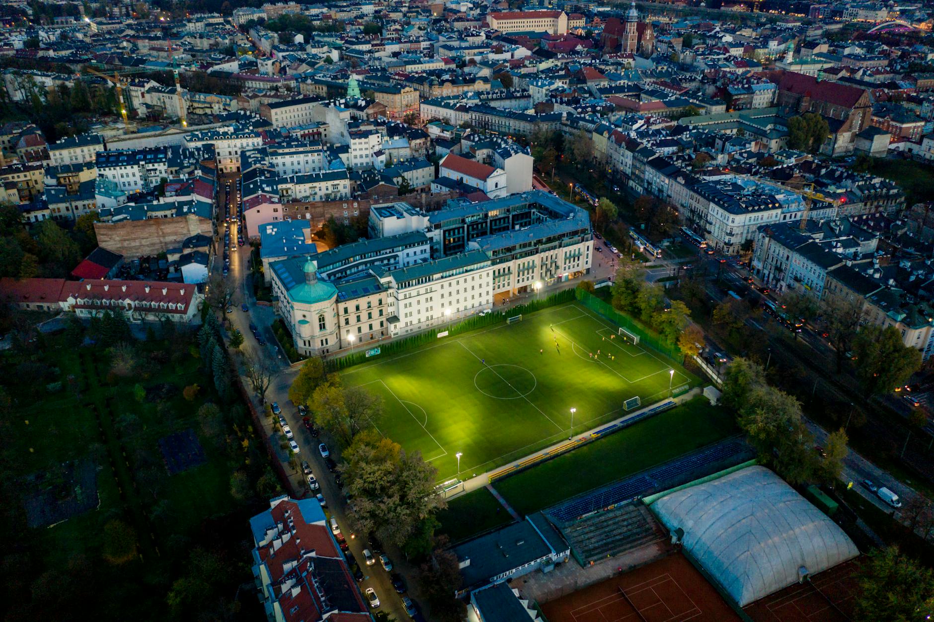Stadion piłkarski w Rzeszowie podczas meczu, symbolizujący sportowe emocje i niepowodzenia.