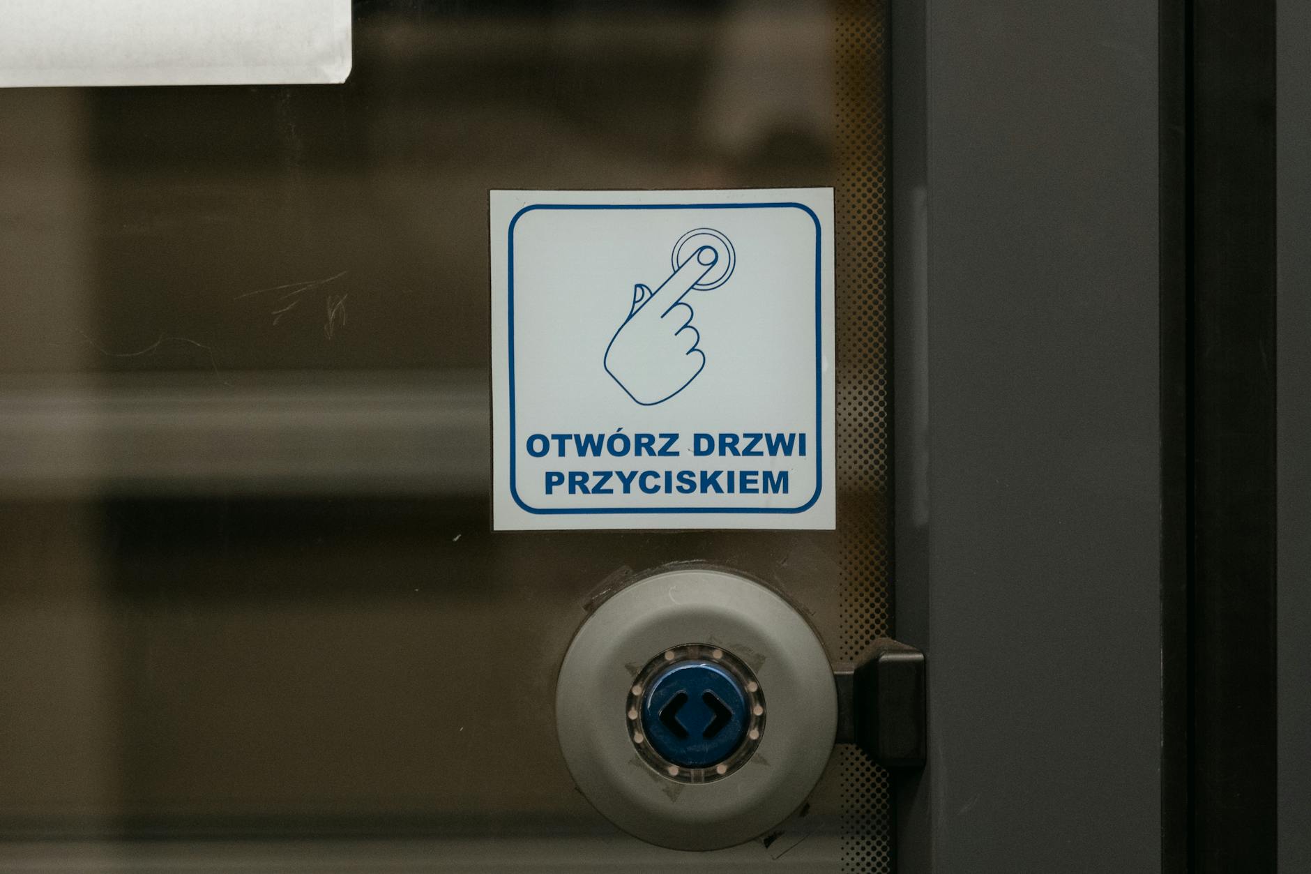 Tablica informacyjna Urzędu Miasta Rzeszowa z informacją o niedostępności Punktów Obsługi Mieszkańców w galeriach handlowych.