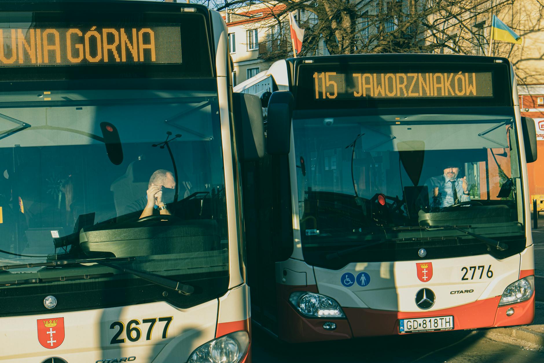 Nowoczesny autobus elektryczny na ulicach Rzeszowa, symbolizujący ekologiczny transport miejski.