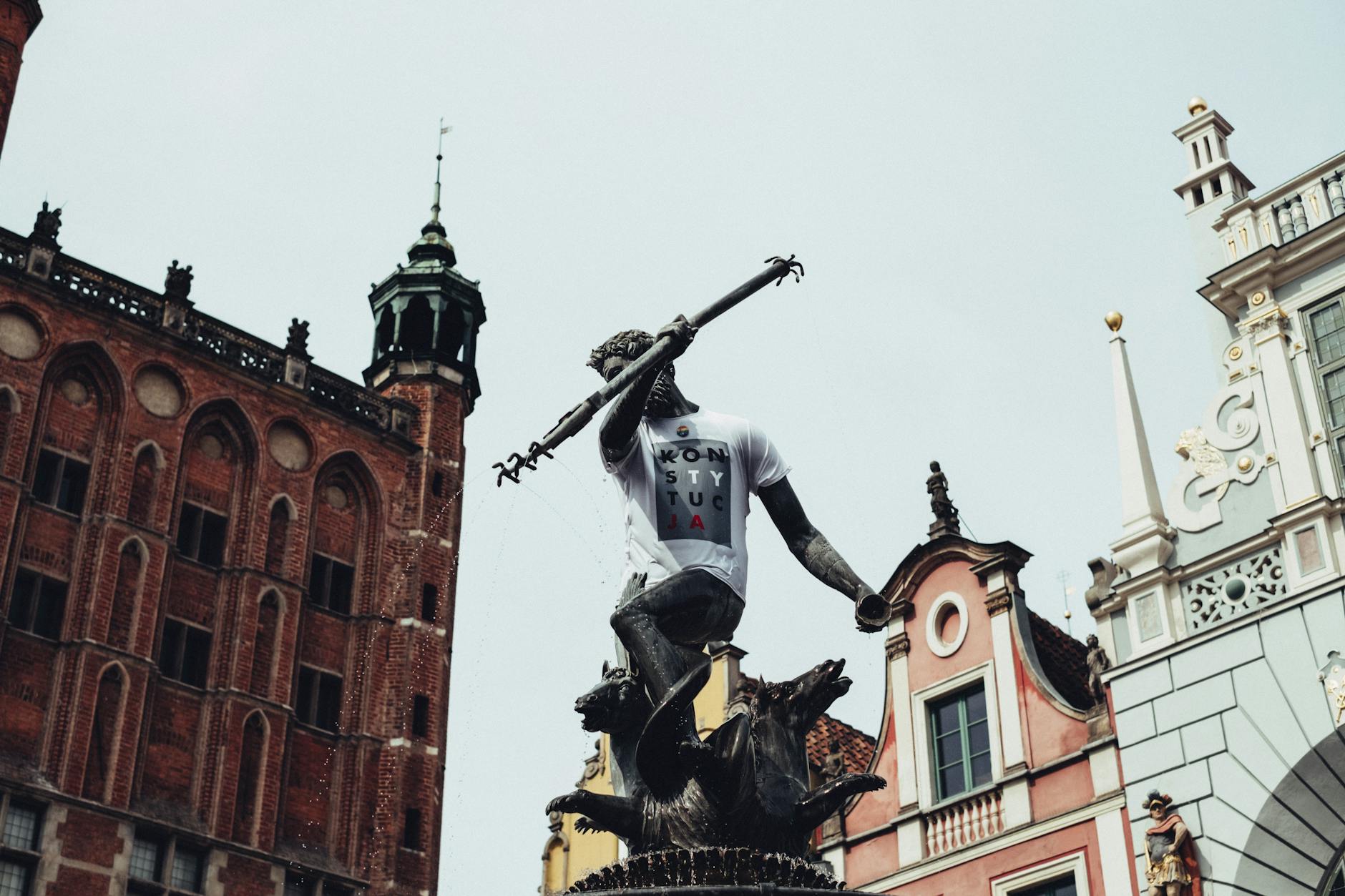 Panorama Rzeszowa z widokiem na nowoczesną architekturę i tereny zielone, symbolizująca rozwój miasta i jego tożsamość.