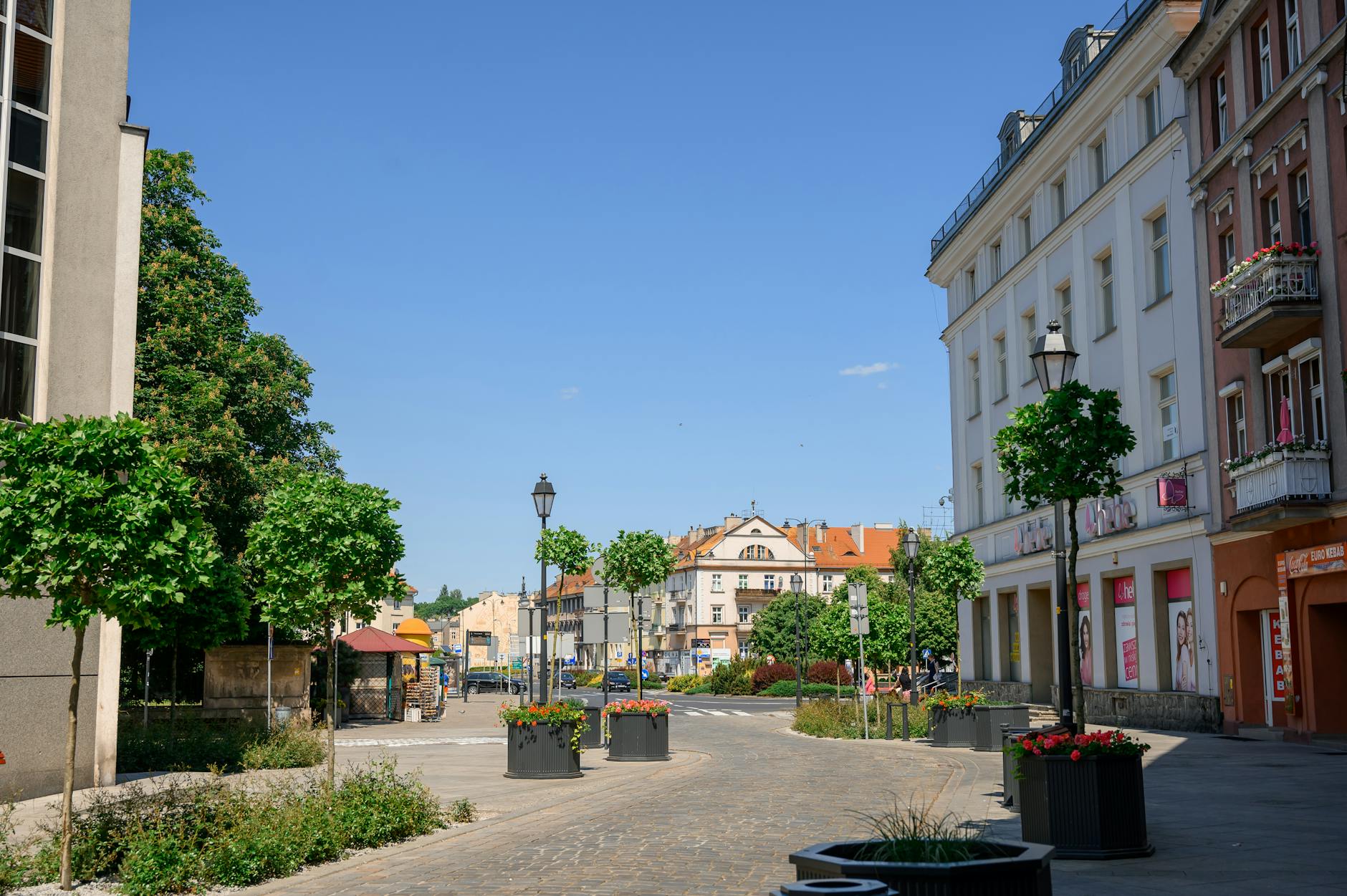 Herb Rzeszowa z motywami kulturalnymi, symbolizujący inwestycje w teatr, jazz i festiwale