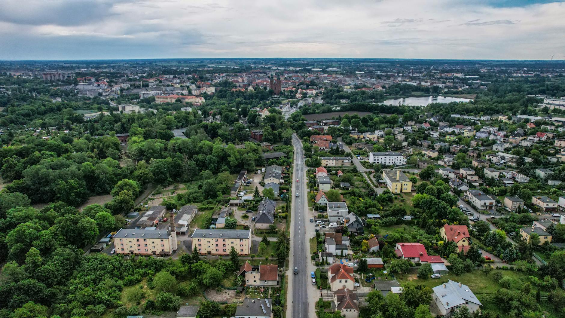 Mapa Podkarpacia z zaznaczonymi Rzeszowem, Przemyślem i Stalową Wolą, symbolizująca regionalne wydarzenia.