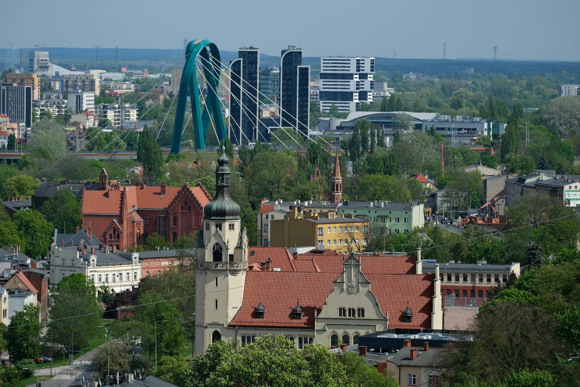 Pomnik Józefa Piłsudskiego w Rzeszowie podczas uroczystości oraz grafika symbolizująca ostrzeżenie o przymrozkach