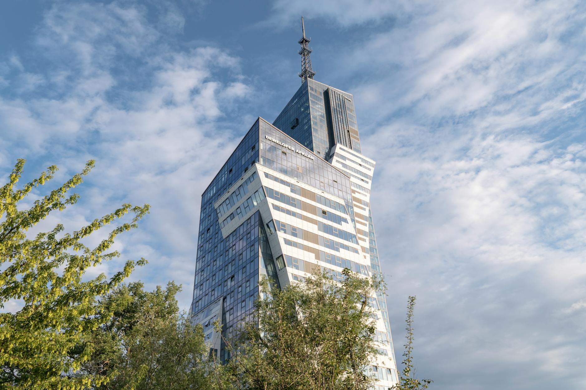 Logo PSS Społem Rzeszów z tekstem informującym o rekrutacji sprzedawców i personelu sprzątającego